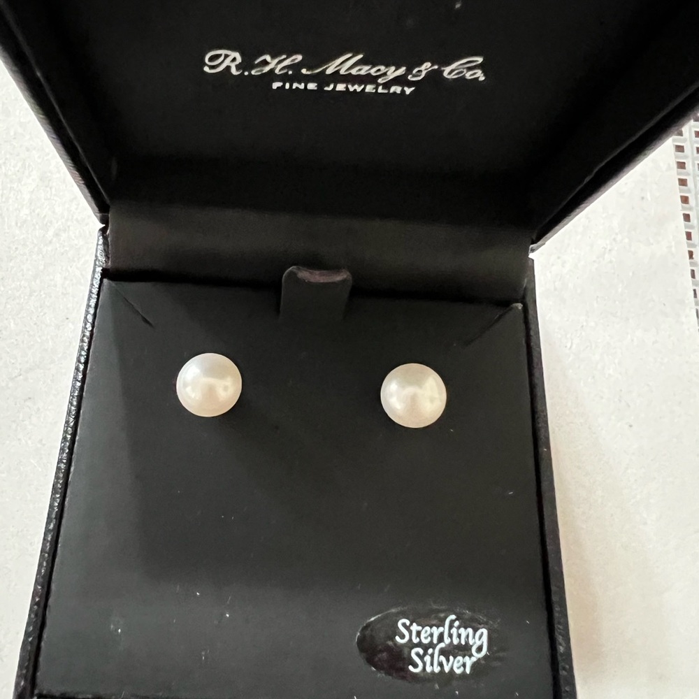 Macys brand Stirling silver and cultured Pearl stud earring new in original box